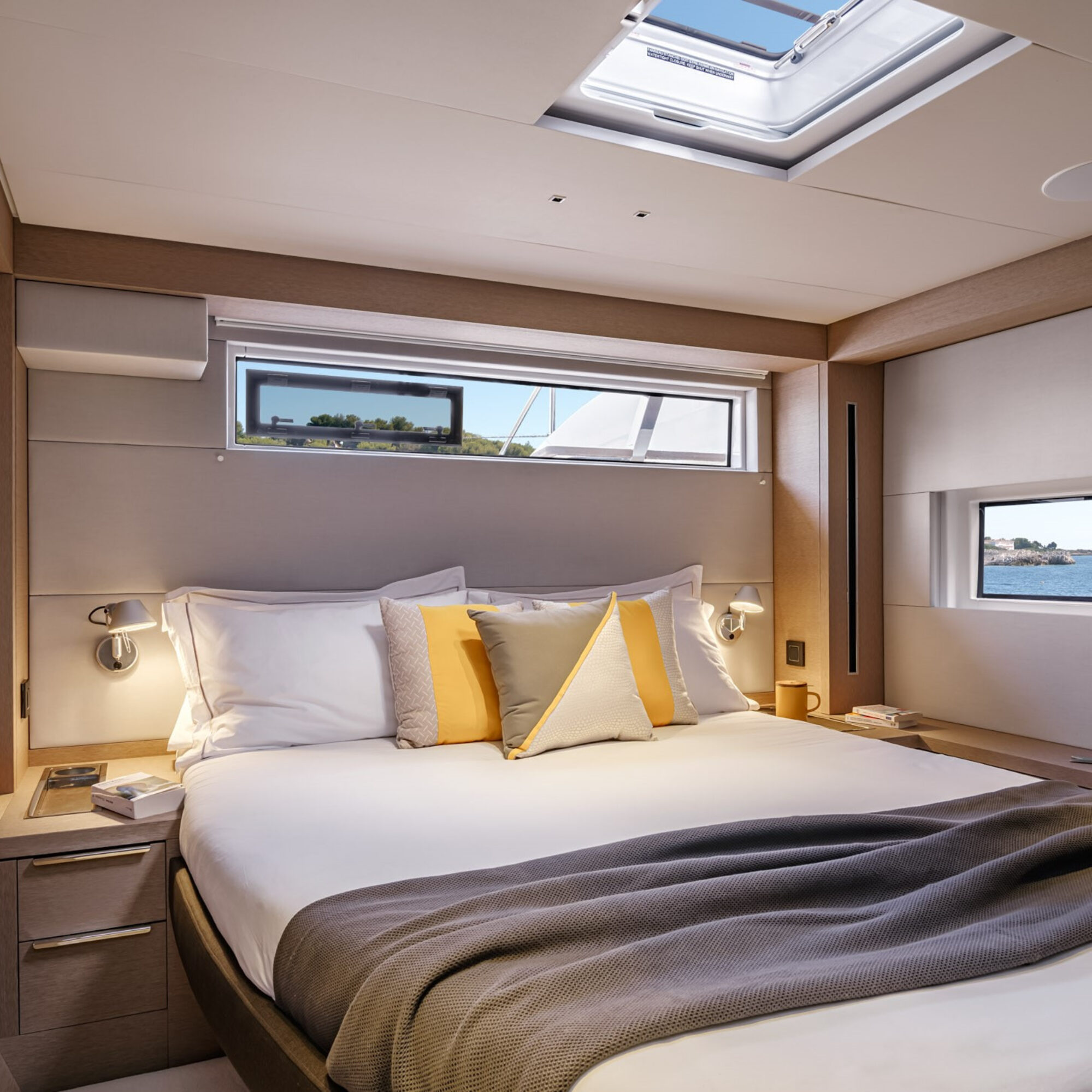 Interiér katamaránu Lagoon 65