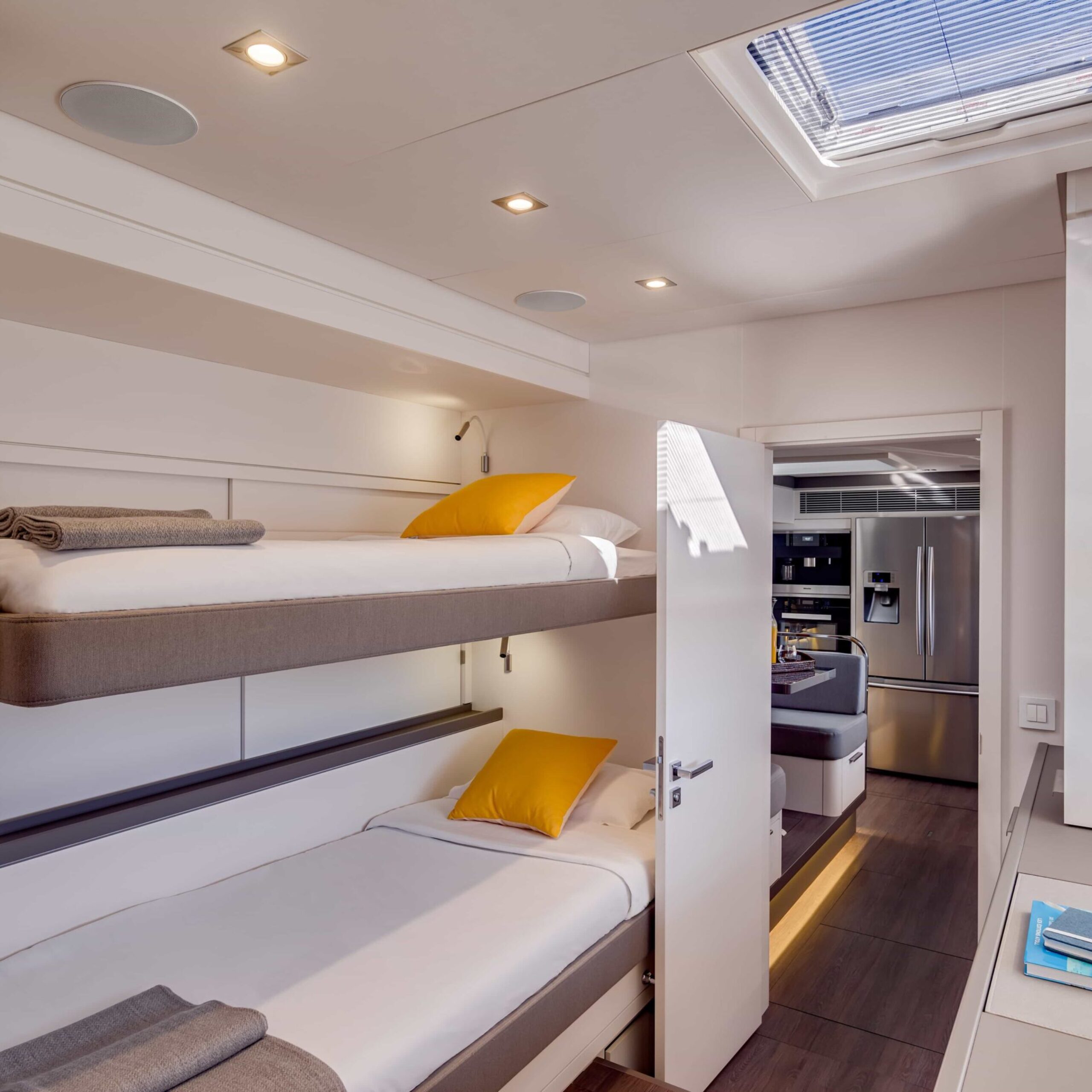 Interiér katamaránu Lagoon 77