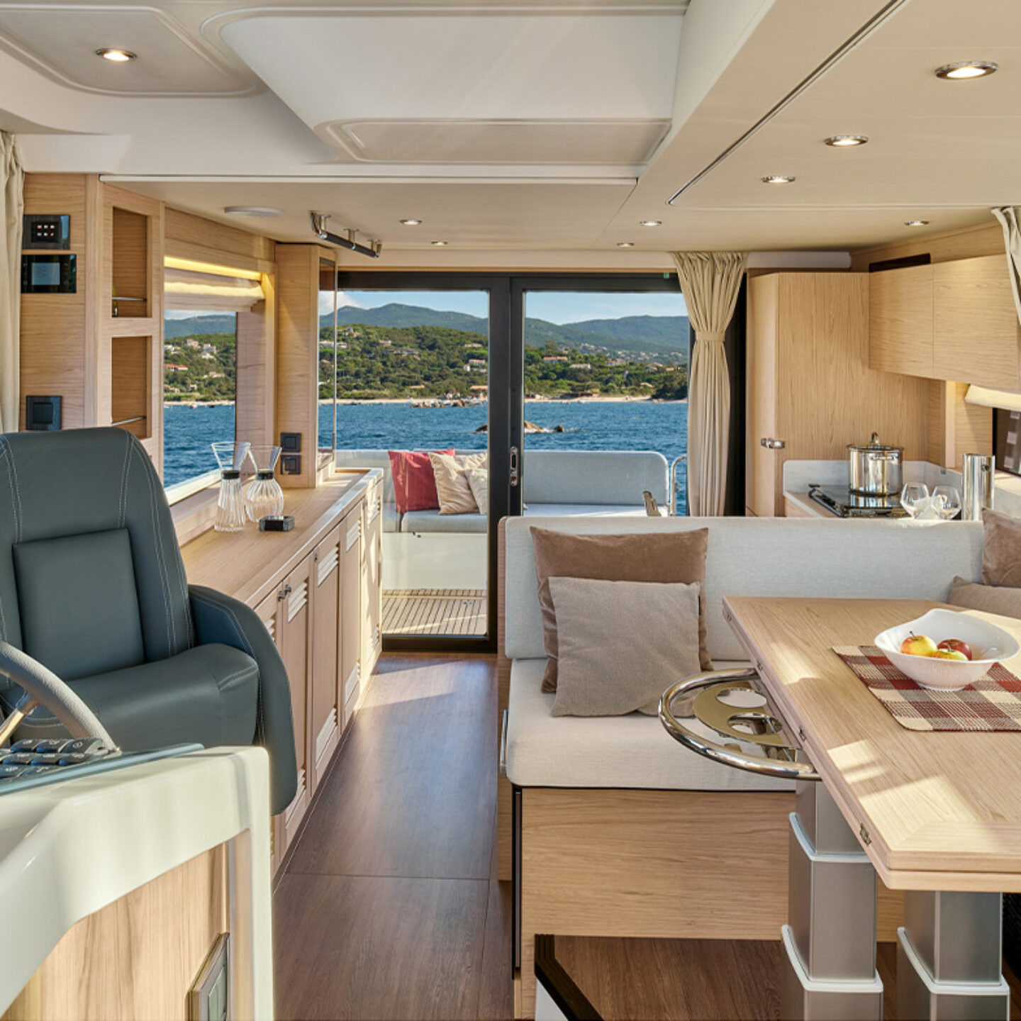 Beneteau Swift Trawler 48 interiér lodi